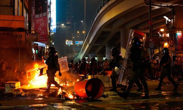 Ketika Bom Molotov Bicara: Demo Jadi Balik Arah Demokratis