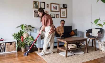 Cara Mengepel Lantai Kayu Yang Benar Agar Tidak Mudah Rusak