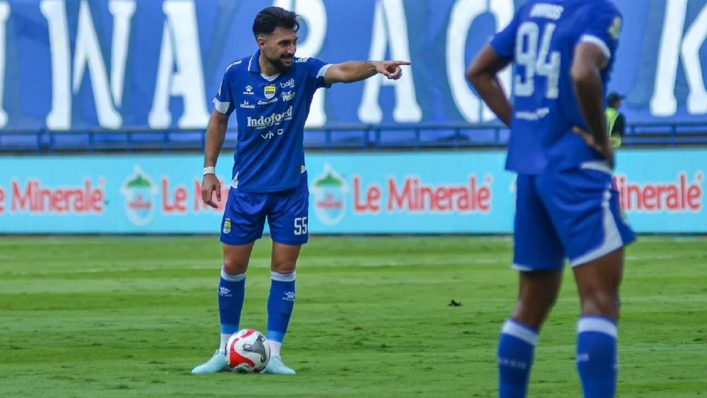 Bek Persib Korbankan Liburan