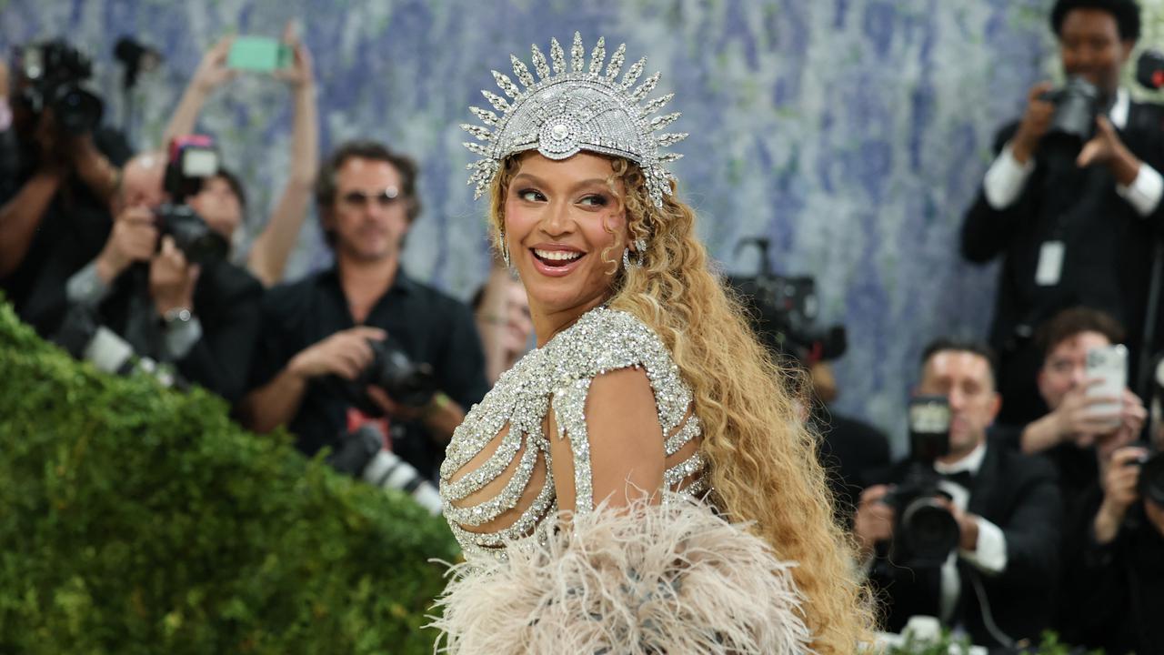 Detail Perhiasan Beyoncé