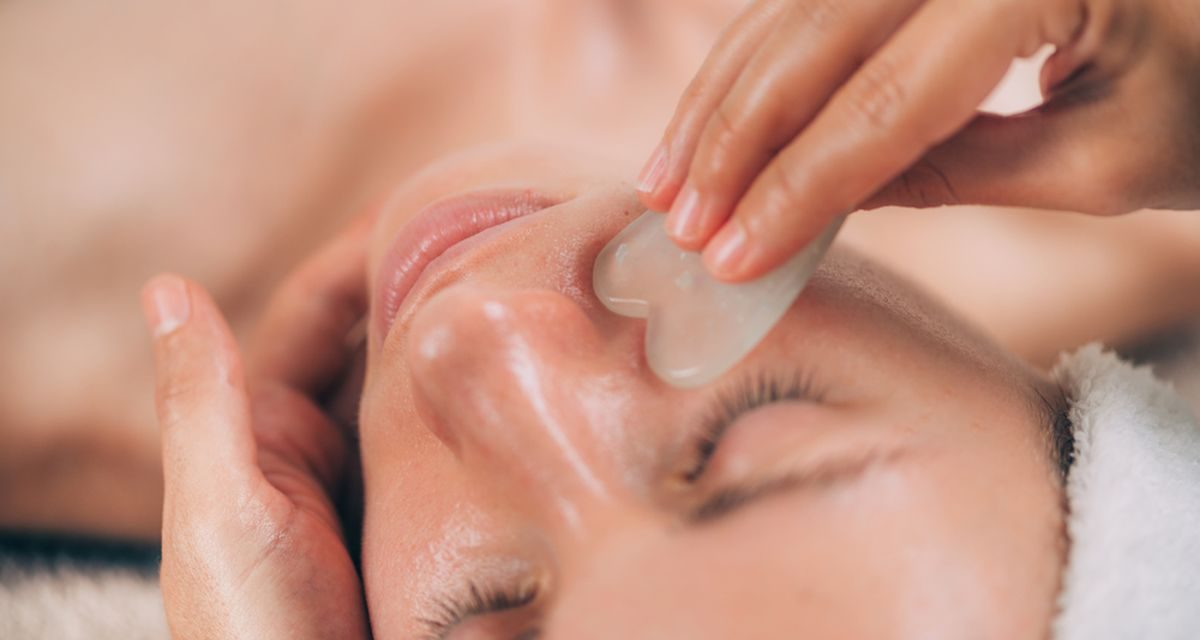 Pernah Dengar Gua Sha? Ini Dia Ragam Manfaatnya Untuk Wajah